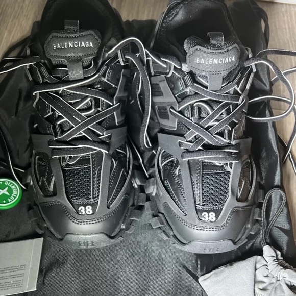 size 8 these sneakers are a must-have for any sneaker enthusiast - Picture 5 of 5